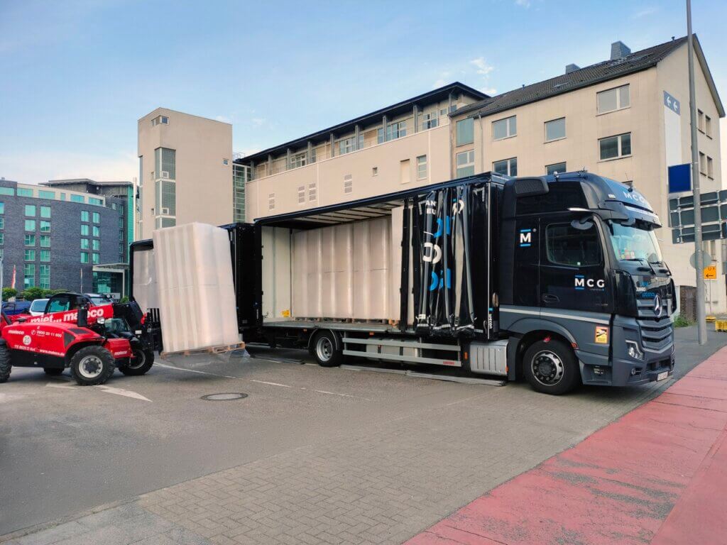 rozładunek materiałów budowlanych wózkiem widłowym